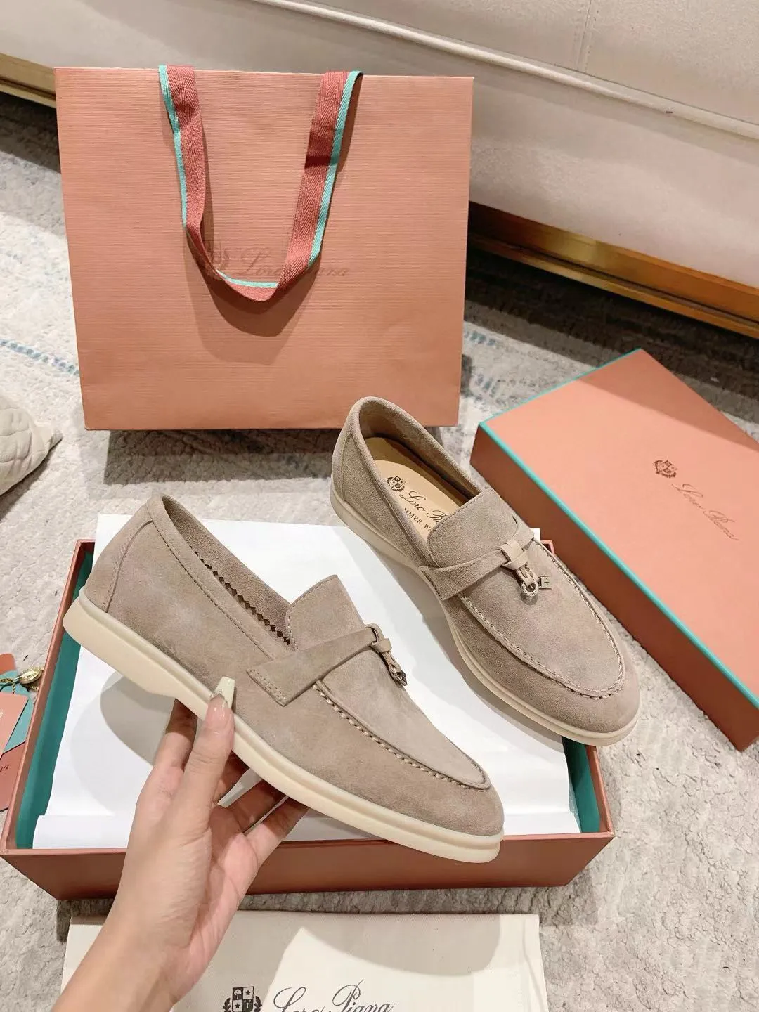 Factory price: 520💰4050 new color. Original purchase, 1⃣️: 1⃣️ folded and developed, Loro Piana professional model to try on feet, quality purchase level, flash sale of common products on the market, welcome to compare, original packaging. Fabric: Imported from Italy🐑High mercerized shearling, Lining: Hand-sewn mark thread in water-dyed cowhide imported from Italy🧵, high-end and elegant. Comfortable on the feet. Size: Women's 35-42 (41, 42) customized, non-returnable, men's 38-45 (46, 47, 48) customized, non-refundable. Fashionable boutiques that you can’t miss, a must-have item